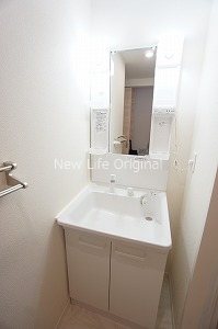 洗面設備　シャワー付き洗面台で忙しい朝でも楽に身支度が出来ます。