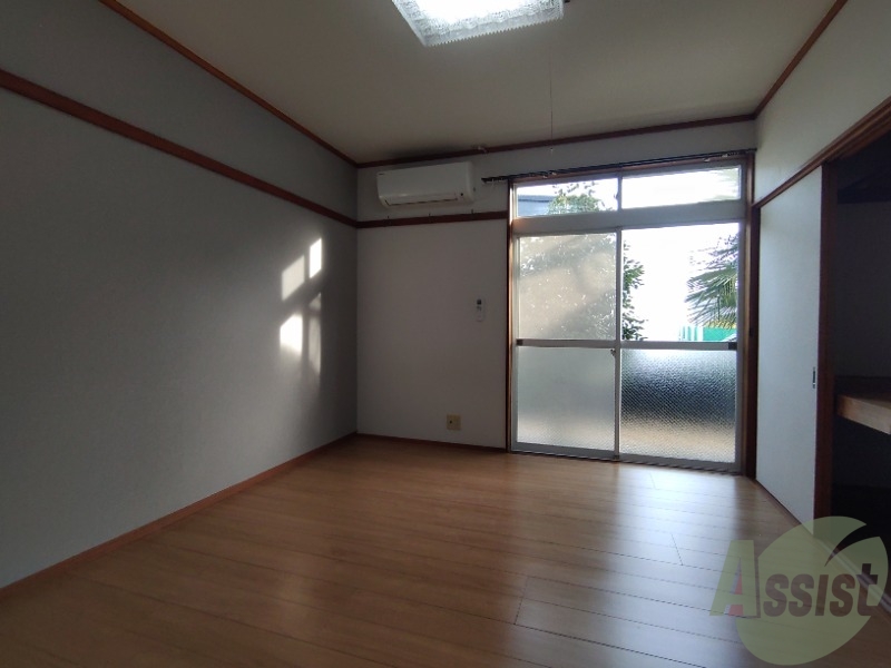 居室・リビング　７帖のリビングは大きな窓のおかげでよく陽が差します