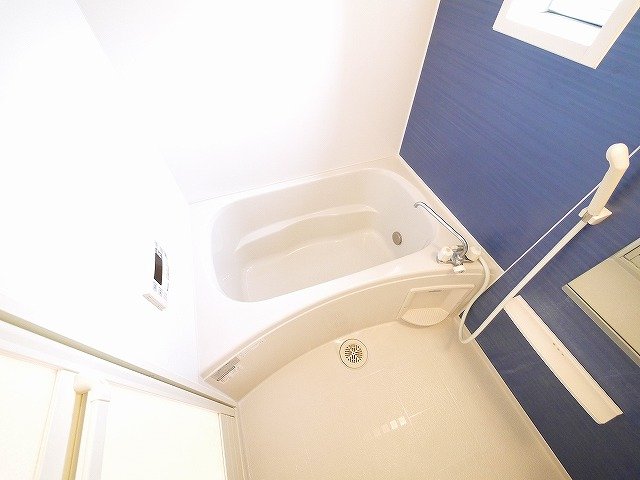 バス・シャワールーム　窓付きなのでいつでも室内を快適に保ちます