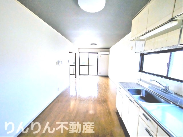 居室・リビング　こちらのリビングで趣味の時間をお楽しみください