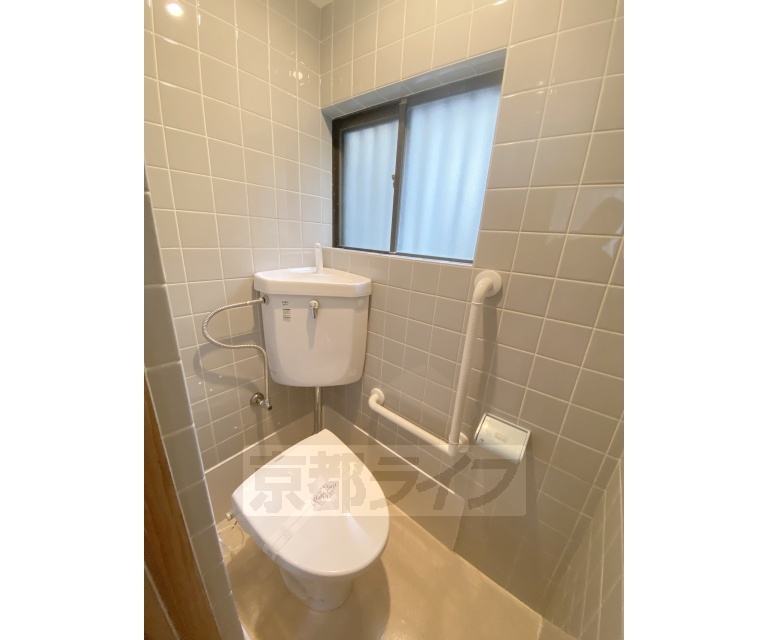 トイレ　広い窓のある明るいトイレです。