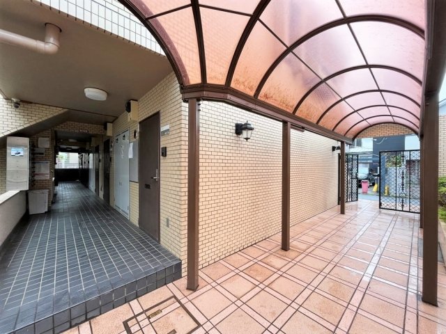 エントランス　落ち着いたエントランスです