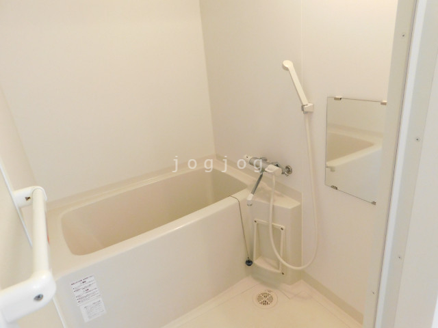 バス・シャワールーム　浴槽部分にはボトルを収納可能なスペースがあります。