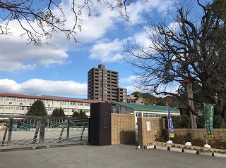 中学校　鹿児島市立伊敷中学校（中学校）まで408m