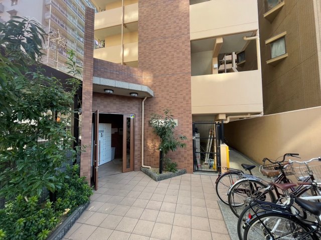 エントランス　落ち着いたエントランスです