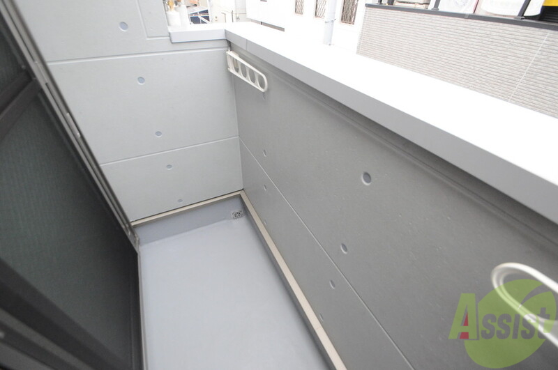 バルコニー　単身さんには十分なベランダ。日当たり、風通し共に良好です。