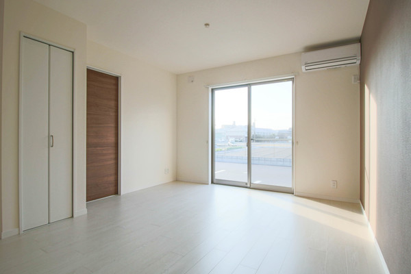 居室・リビング　同じ建物の別のお部屋