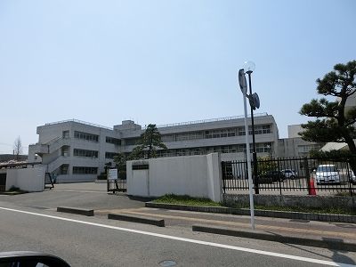 中学校　亀田西中学校（中学校）まで700m