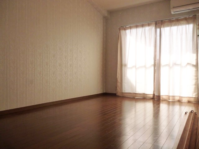 居室・リビング　８帖の広め洋室♪