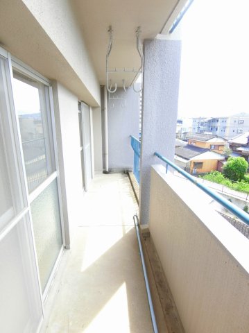 バルコニー　開放的で明るい空間を演出してくれるバルコニーです