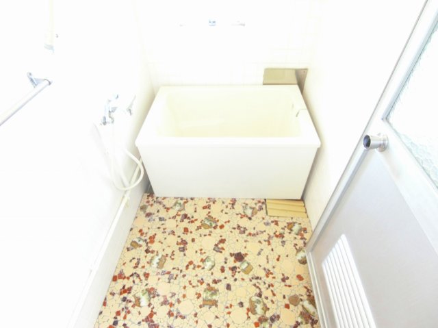 バス・シャワールーム　落ち着いた空間のお風呂です