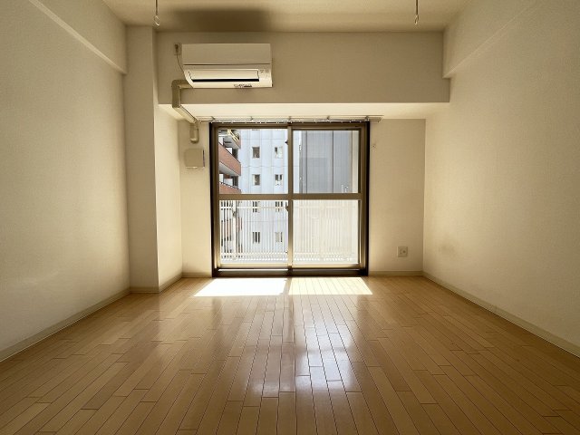 居室・リビング　こちらの居間で趣味の時間をお楽しみください