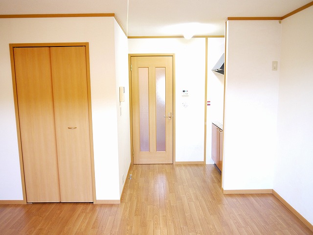 洗面設備　独立洗面台、小物を置くことができて便利です