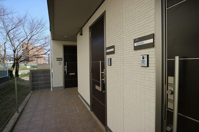 エントランス　落ち着いたエントランスです