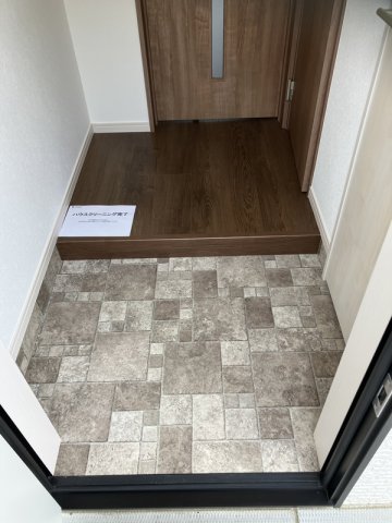 玄関　※同タイプの別の部屋の写真です。