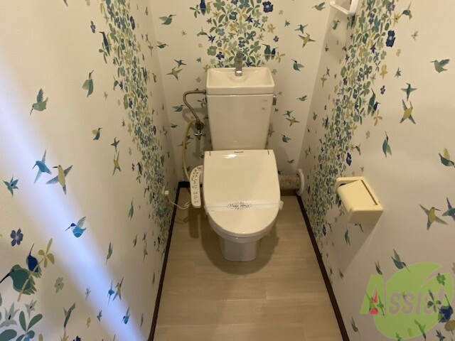 トイレ　清潔感あるトイレです。おしゃれな壁紙がいいですね！