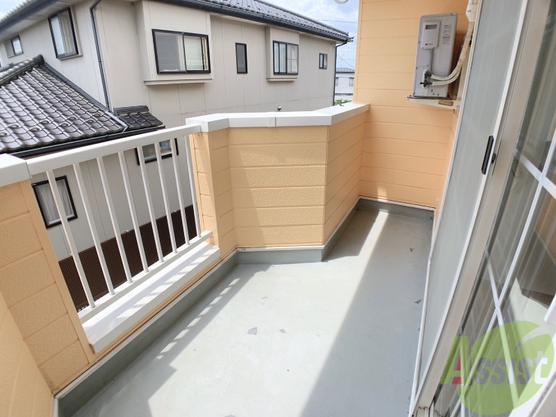 バルコニー　バルコニーはよく陽が当たり気持ちが良いです。