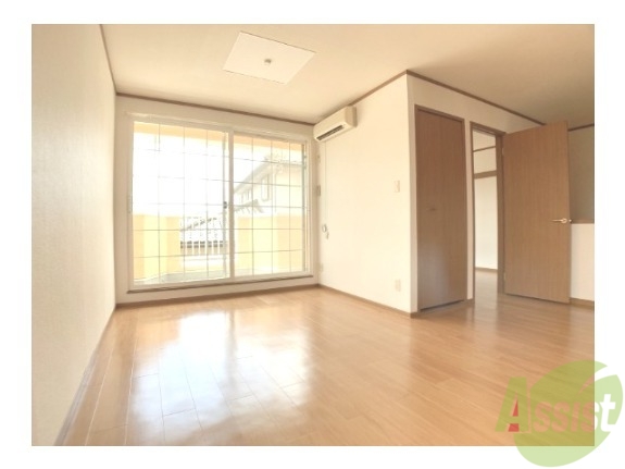 居室・リビング　１１．７帖のリビングは大きな窓のおかげでよく陽が差します。