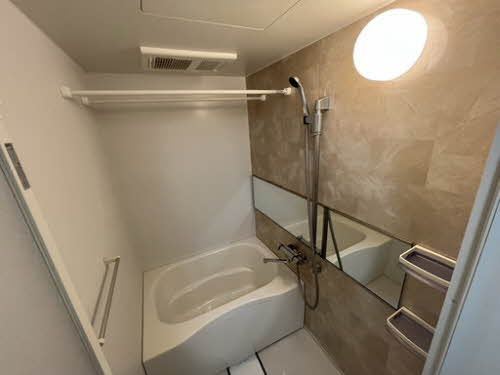 バス・シャワールーム　オシャレなアクセントを施したゆったりユニットバスです。浴室…