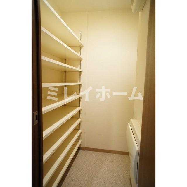 玄関　同建物内、別のお部屋の参考写真になります。