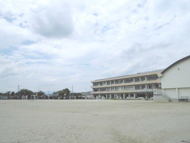 小学校　足利市立梁田小学校（小学校）まで590m