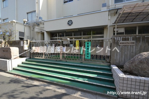 小学校　新宿区立 戸山小学校（小学校）まで290m
