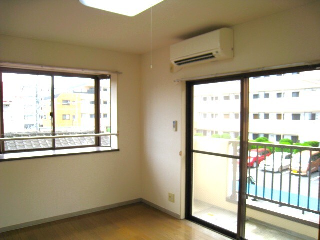 居室・リビング　★東・南面に窓がある２面採光で明るい洋室７帖★