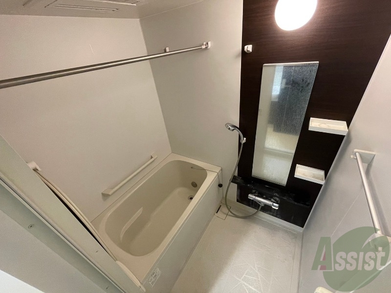 バス・シャワールーム　おしゃれな壁紙と浴室乾燥機がついてるので梅雨の時期でも安心。