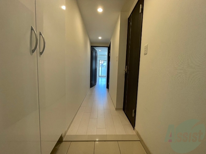 玄関　広々とした廊下で凹凸もないため転倒の心配なし。