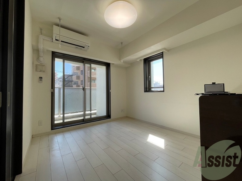 居室・リビング　日当たり良好で白い壁で開放感を感じます。