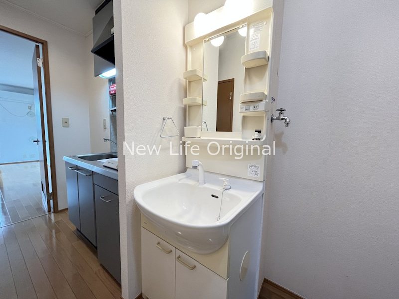 洗面設備　朝の忙しい時間に便利な独立洗面台。