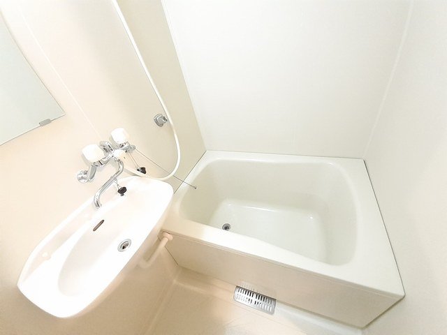 バス・シャワールーム　コンパクトで使いやすいお風呂です