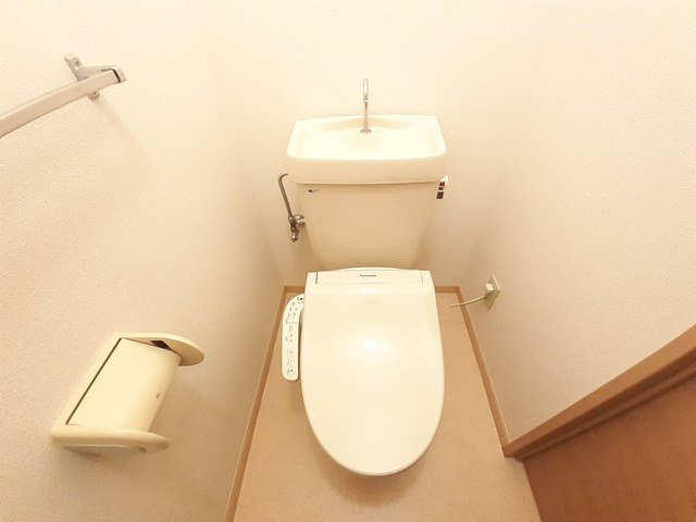 トイレ　落ち着いた色調のトイレです
