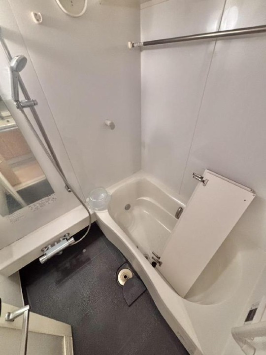バス・シャワールーム　コンパクトで使いやすいお風呂です