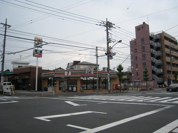 コンビニ　セブンイレブン（コンビニ）まで240m