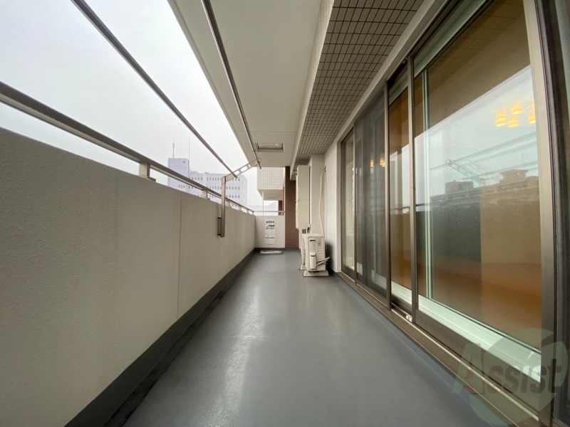 バルコニー　バルコニーは幅があり、広い印象を受けました。