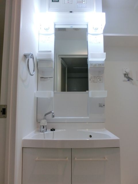 洗面設備　独立洗面台完備の脱衣所