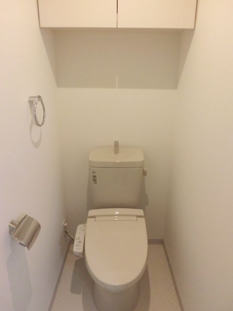 トイレ　ウォシュレット完備のトイレ　収納箇所あり