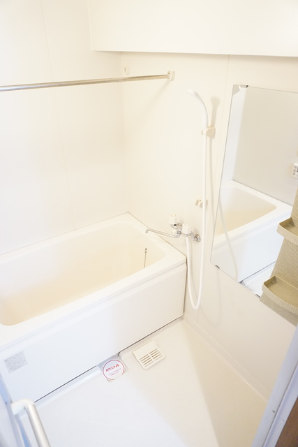 バス・シャワールーム　追焚給湯と浴室乾燥機付き※同タイプ参考写真