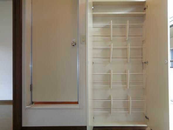 玄関　収納もある玄関です