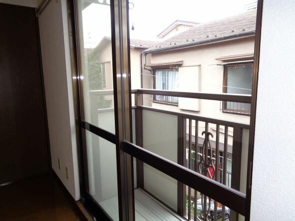 バルコニー　暖かな日差しのふりそそぐバルコニー