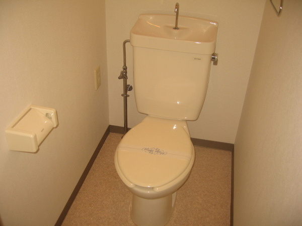 トイレ　シンプルで掃除のしやすいトイレです♪