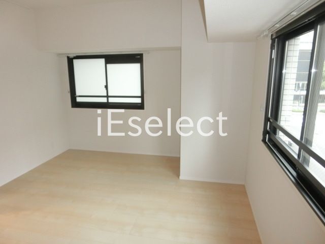 居室・リビング　8帖の広めの洋室で広々快適