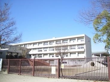 小学校　岡崎市立上地小学校（小学校）まで493m