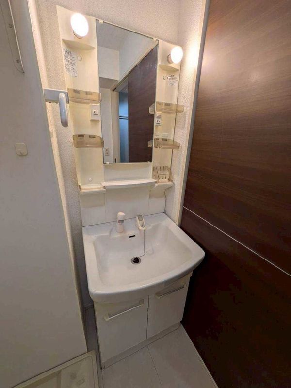 洗面設備　独立洗面台、朝の身支度には欠かせません