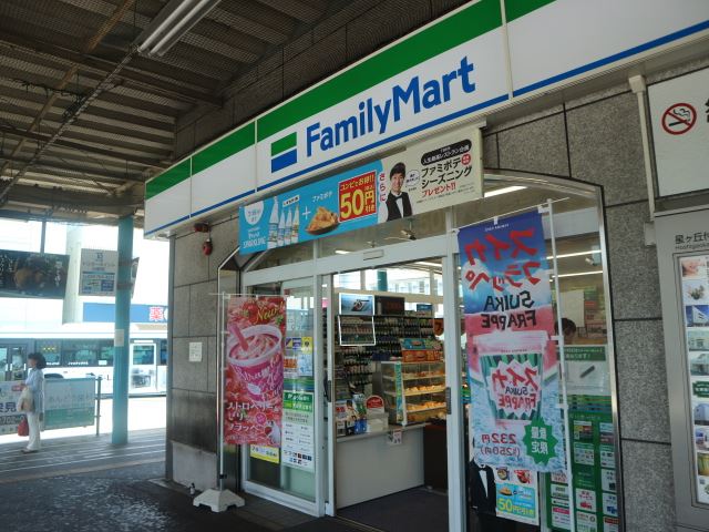 コンビニ　ファミリーマート（コンビニ）まで390m