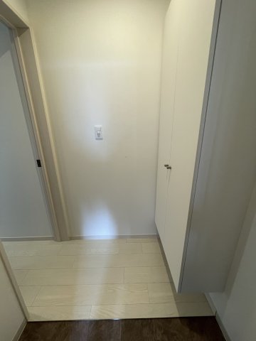 玄関　イメージとして同マンション他部屋を表示しています