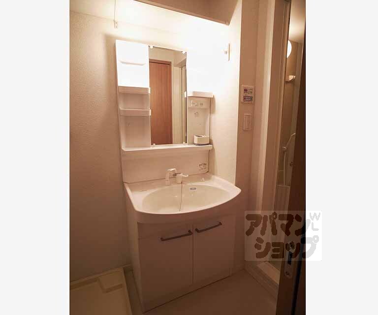 洗面設備　きれいな独立洗面台です・