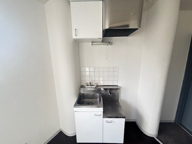 キッチン　同建物の違うお部屋の写真です