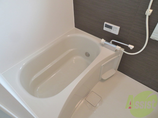 バス・シャワールーム　こちらはお風呂。一日の疲れをここで癒してください。